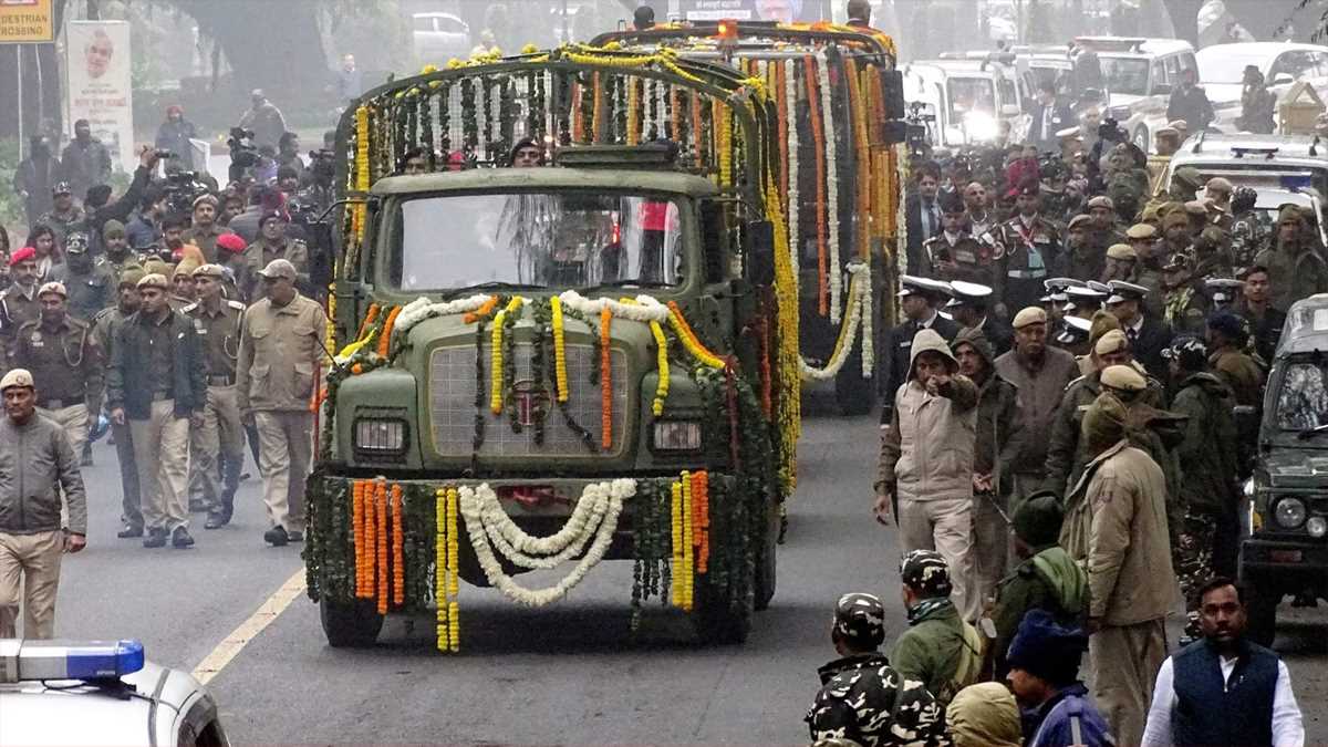 निगम बोध घाट के लिए रवाना हुआ मनमोहन का पार्थिव शरीर, पीएम मोदी भी अंत्येष्टि में होंगे शामिल